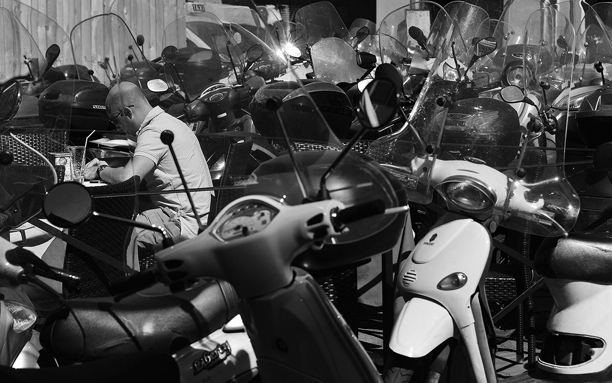 Человек и мотороллер