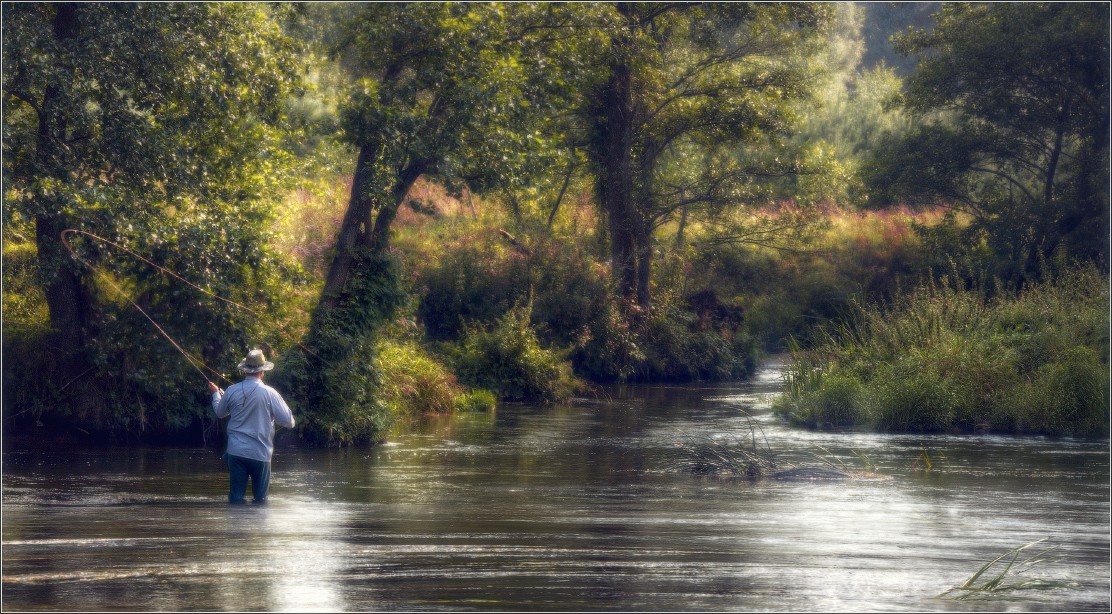 / Его встречало утро и тишина реки... /