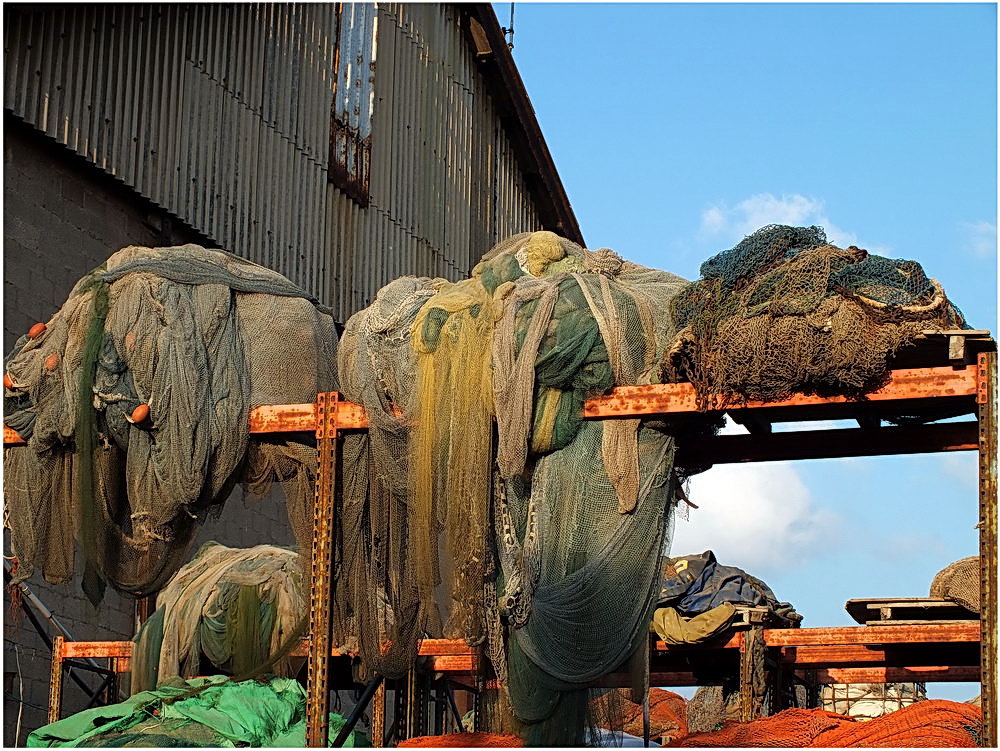 СУШАТ СЕТИ РЫБАКИ...