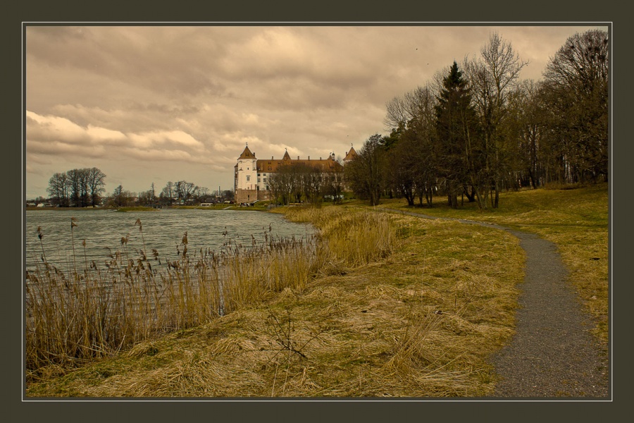Мирский замок ранней весной