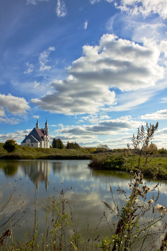 Костел у озера