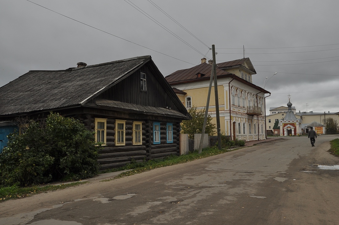 По тихой улочке