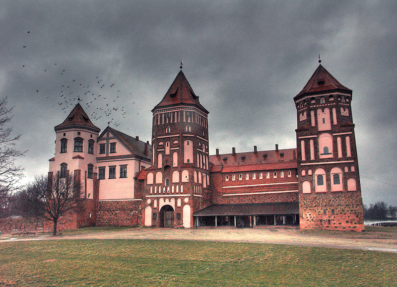 Про Мирской замок и его небожителей.