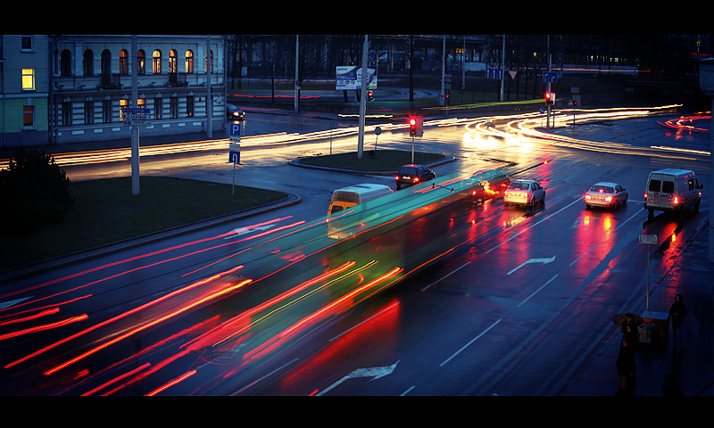 минск. дождь. едут