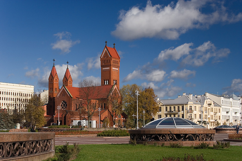Мiнск: касьцёл сьвятых Сымона i Алены (Чырвоны)