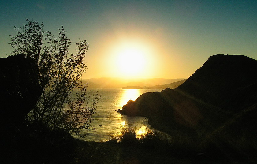 Садилось солнце ...