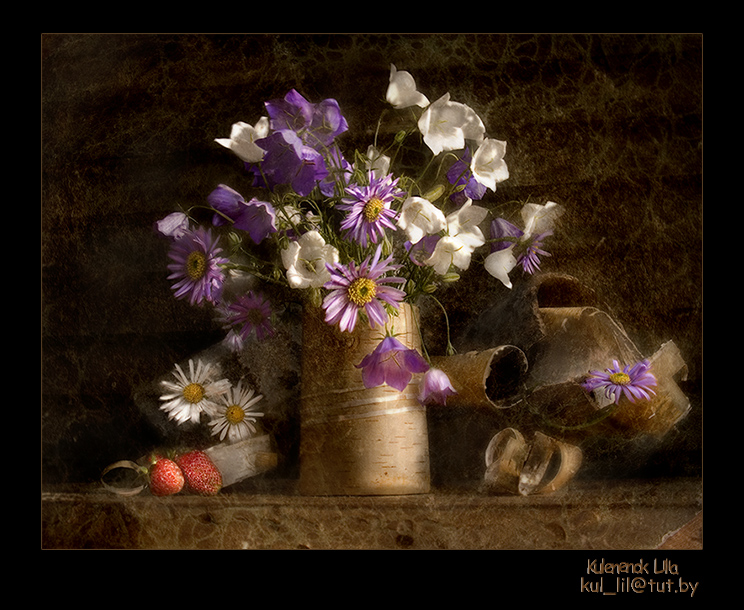 Колокольчики с первой клубникой.