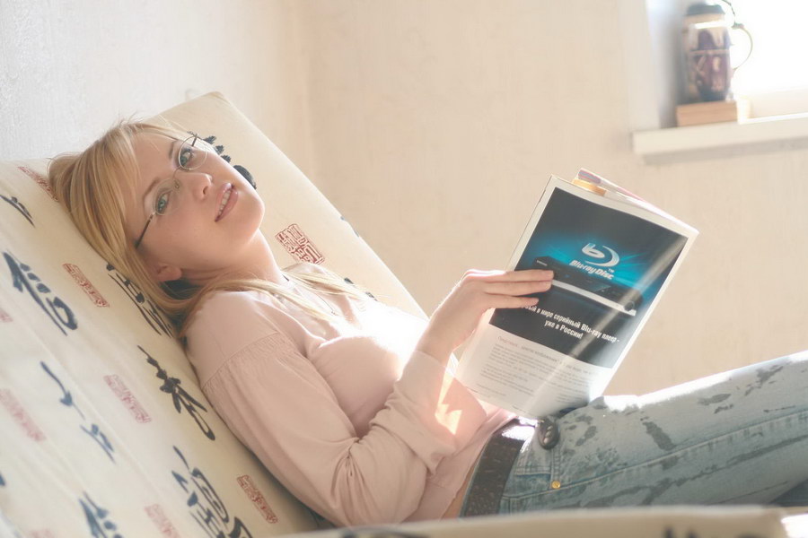 *портрет девушки читающей журнал*