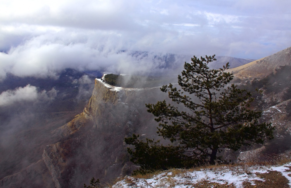 Скала "козырек"