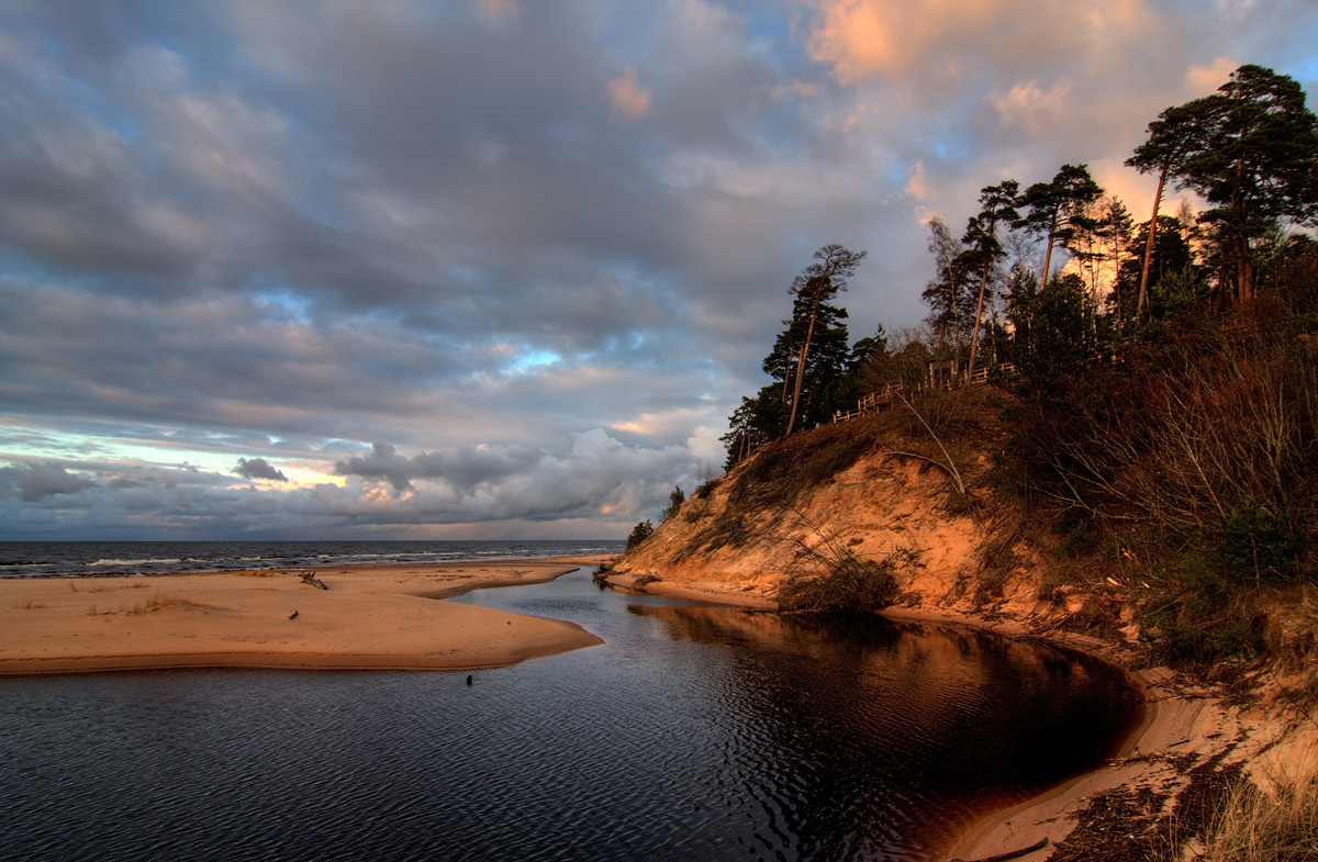 Пока приоткрылось окно