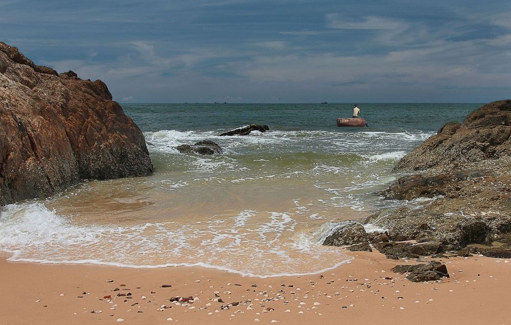 "Он вышел в море, оставив берег позади..."