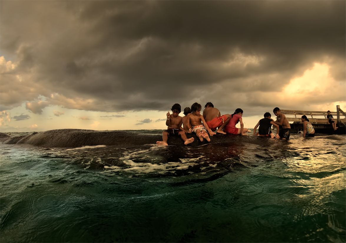 Boring day behind, now and only the sea....