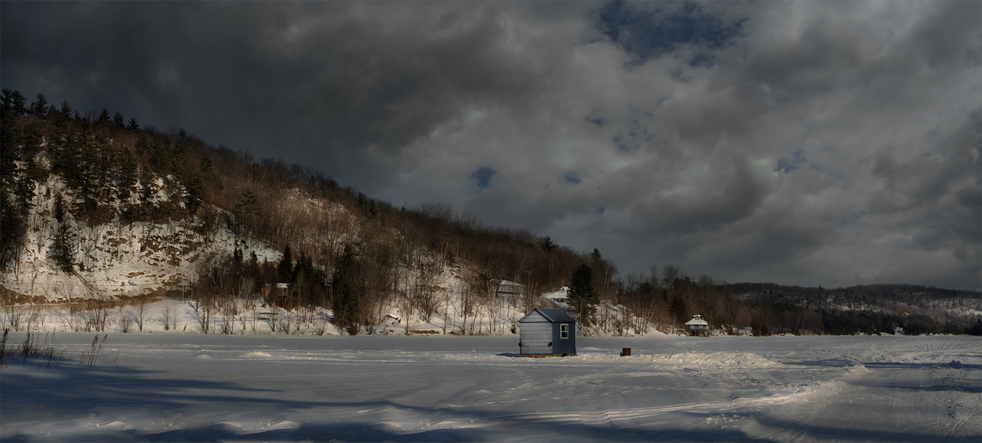 Blue fishing cabin on Lac McGregor (QB)