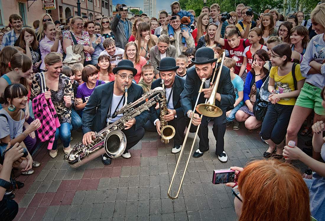 По улице театр водили...