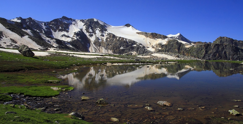 Среднее озеро под пиком Куршо