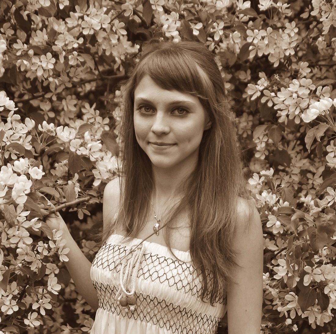 Портрет у цветущей яблони