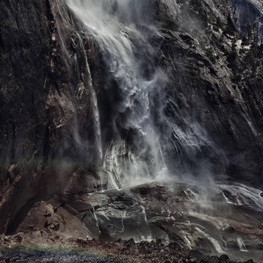 водопад и человек