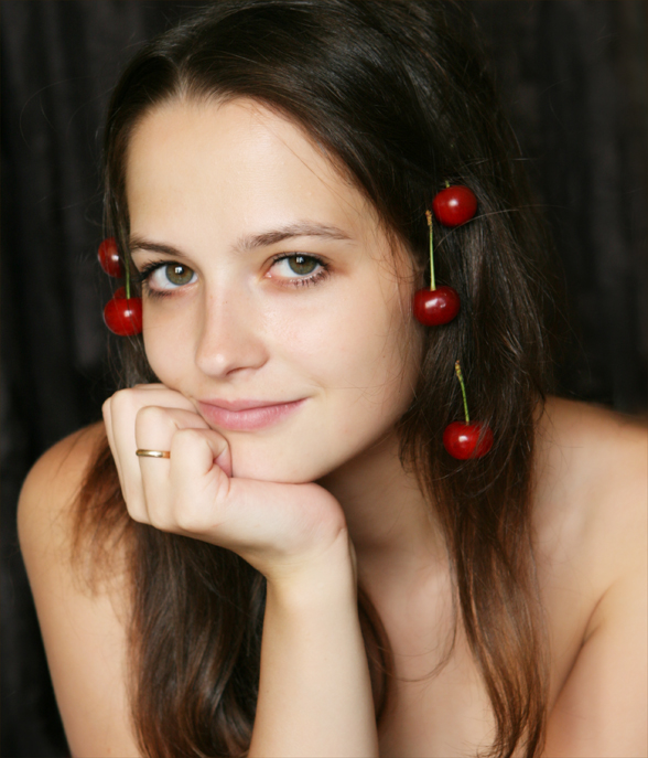 Девочка с вишнями