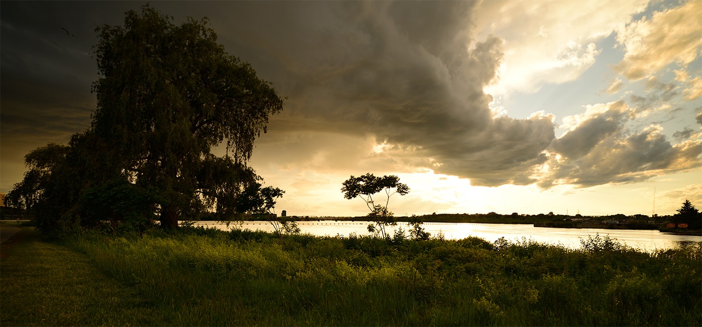 ..., как обычно-вечерело, и вот уже одни силуэты