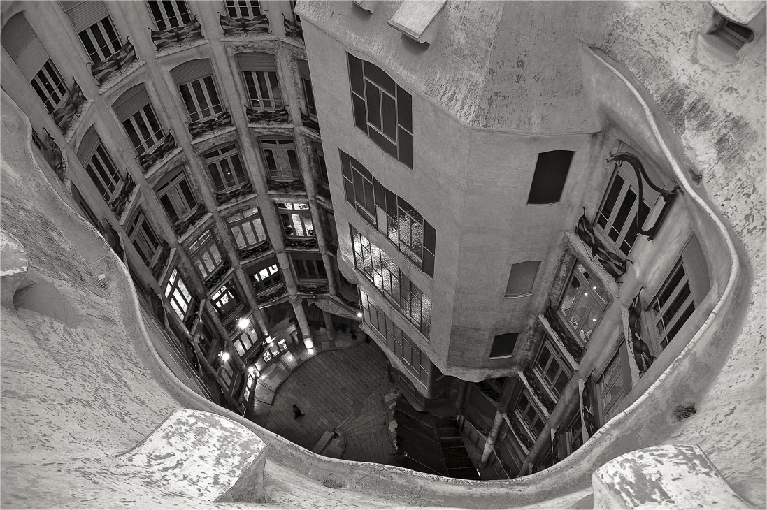 Пересекая двор