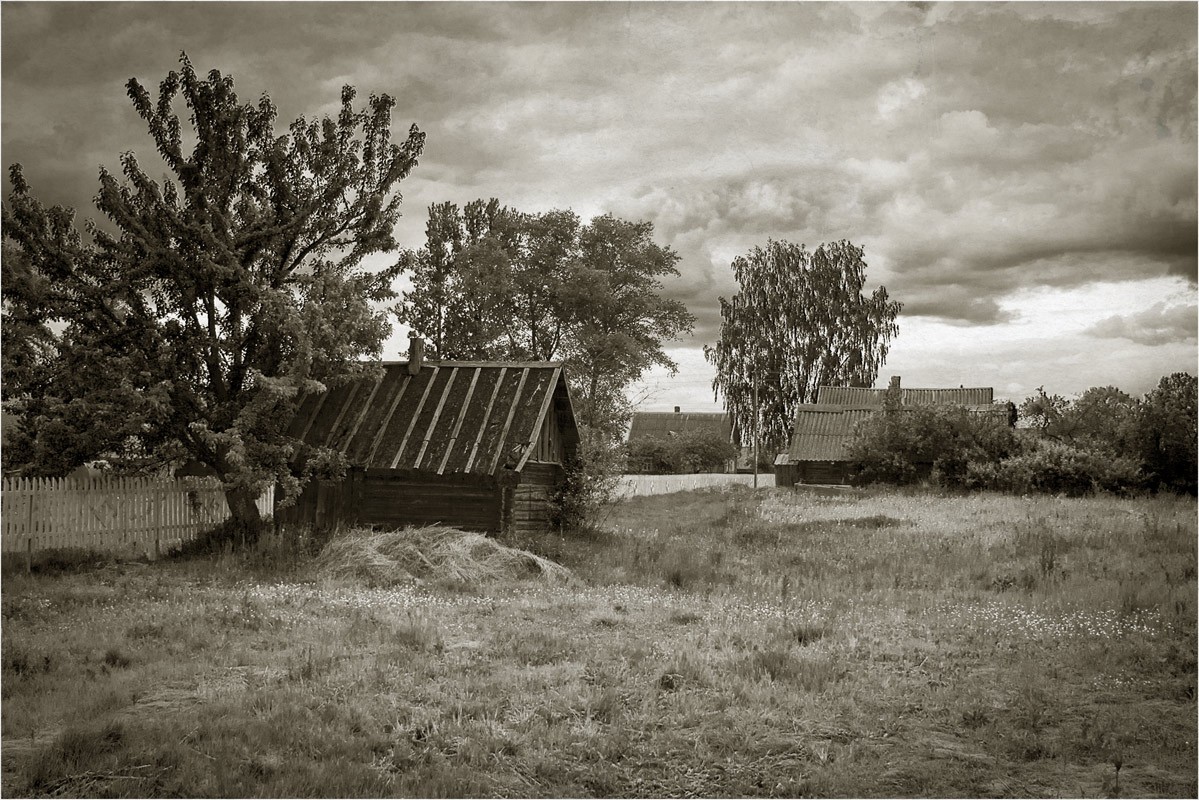 На задворках