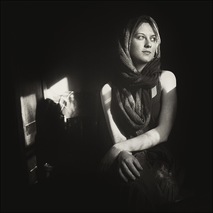 Портрет Ани со старым стулом и апрельским солнцем