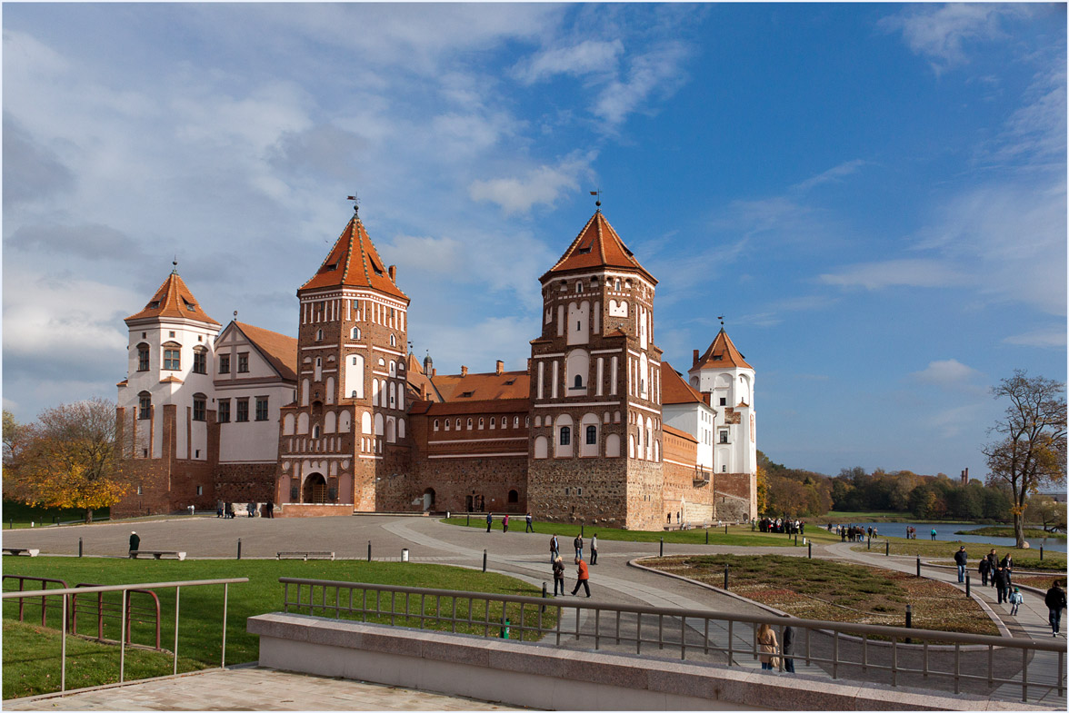 Под небом голубым...