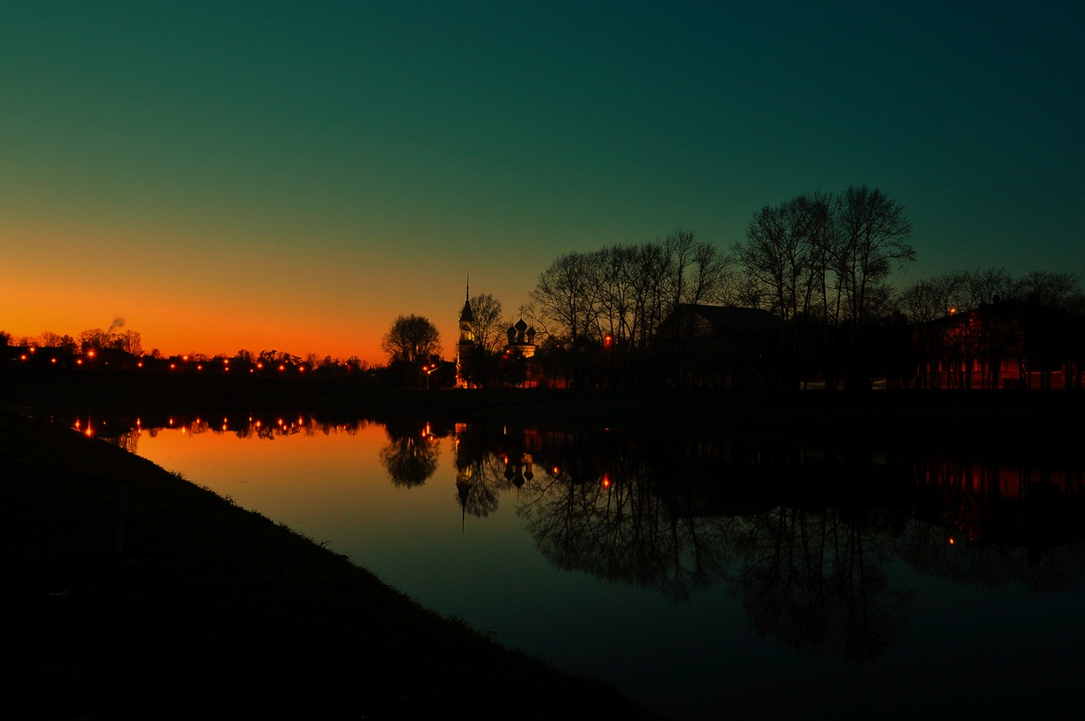 "Твой ночной город, в желтом свете фонарей..."