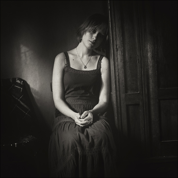 Драматический портрет с падающим шкафом