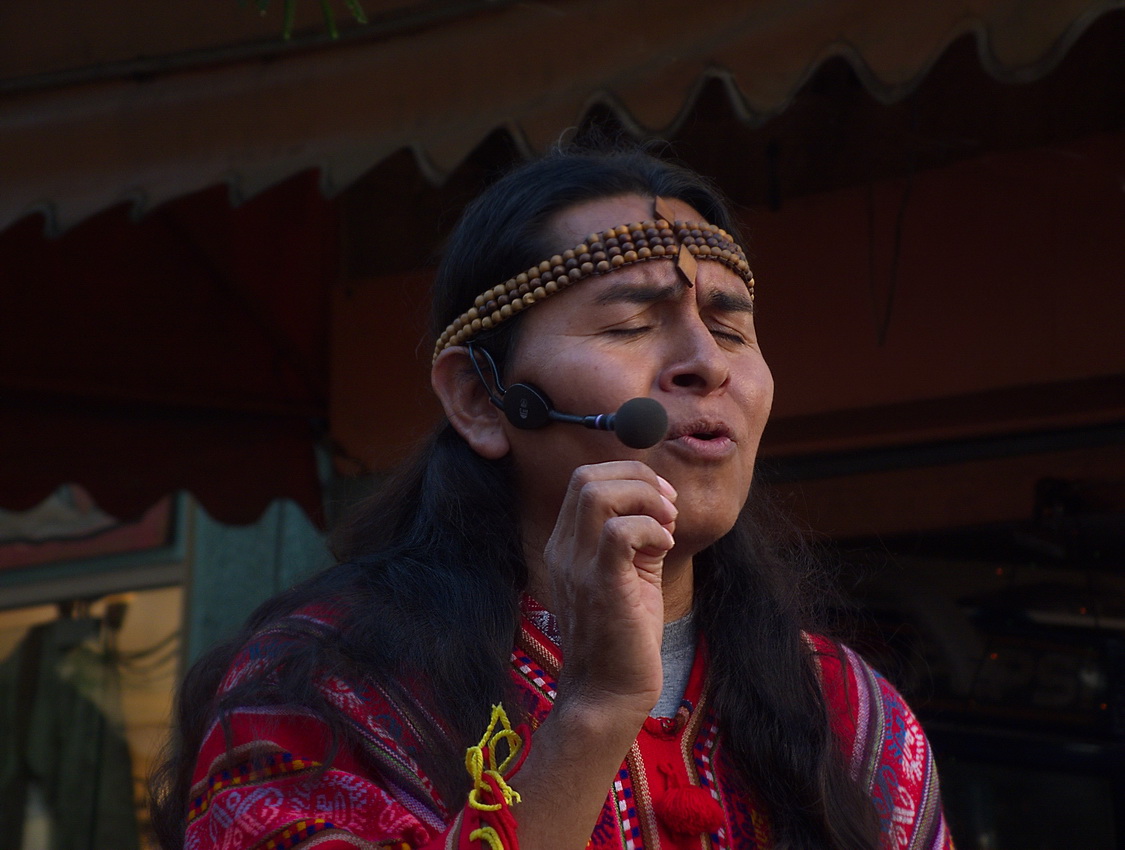 УЛИЧНЫЙ ПЕВЕЦ