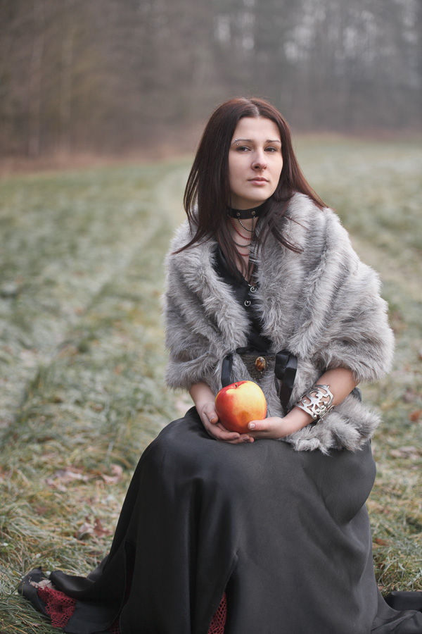 Портрет с яблоком