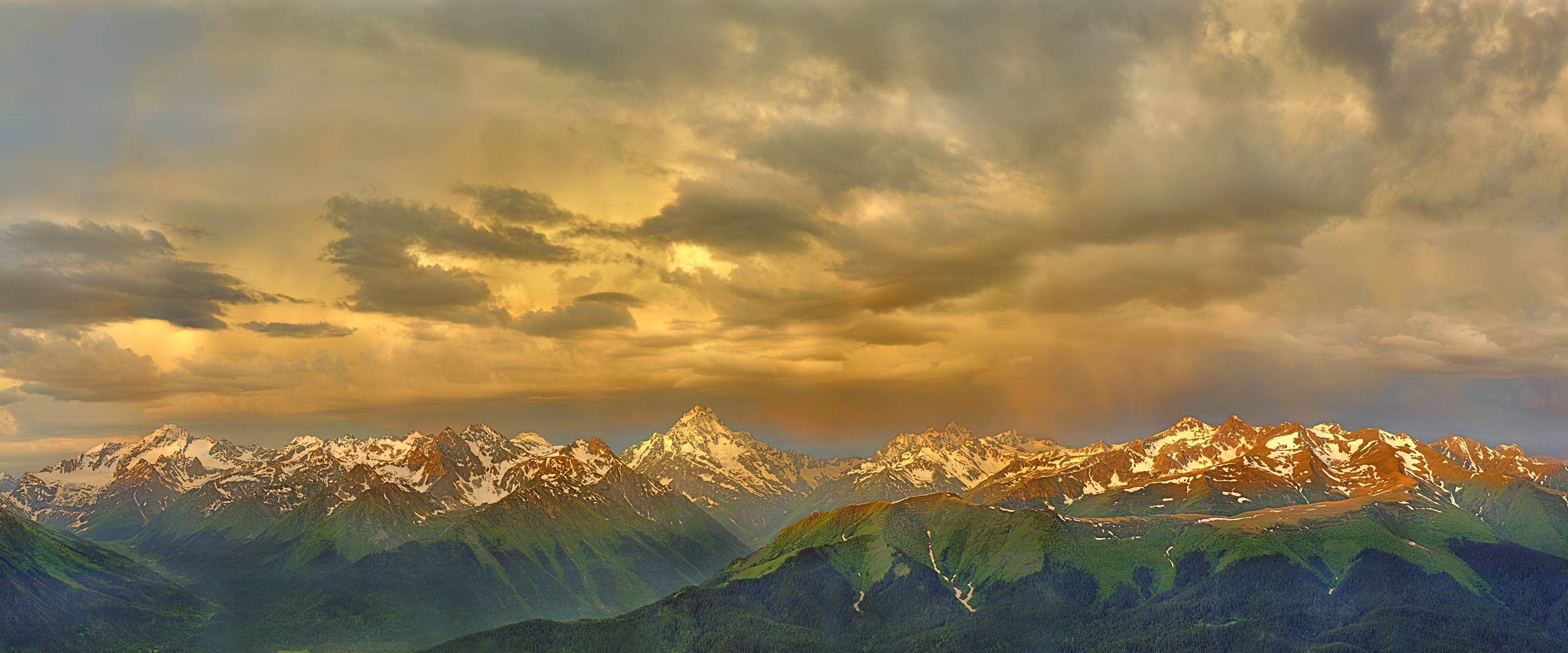 Грозовой рассвет над горами.