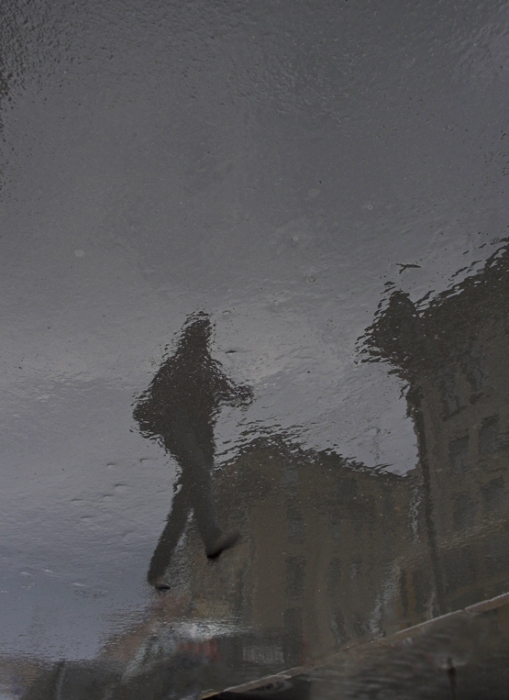 летящей походкой