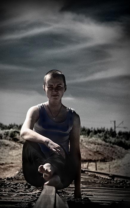 Портрет солдата Джейн, окончившей перекур на железнодорожных путях в жаркий полдень...