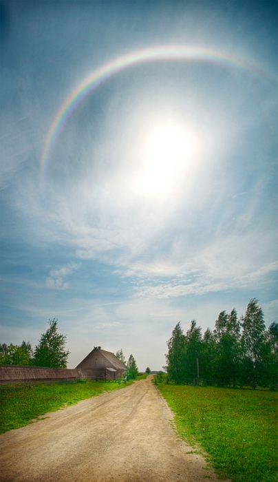 Завидев радугу в небесной синеве, мчтаем мы, что это символы извне...
