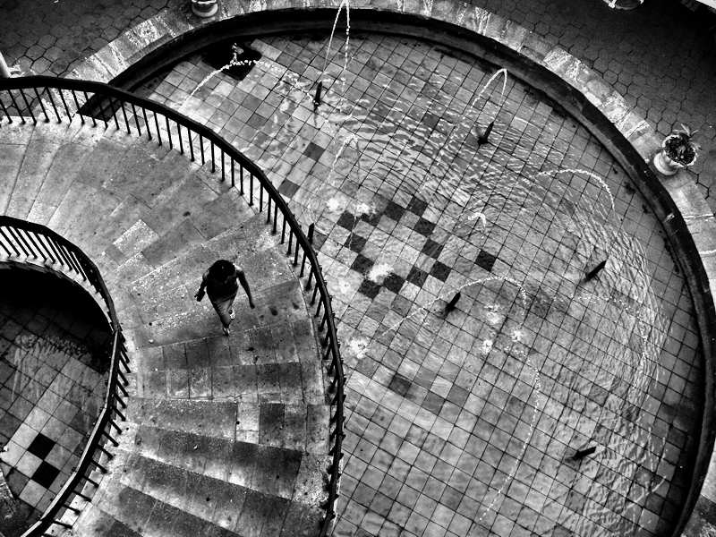 *фонтан,ступеньки*