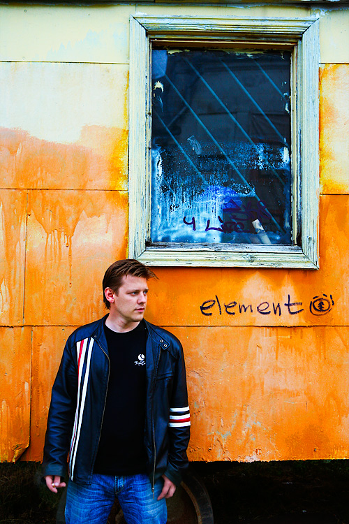 синий элемент на фоне рыжего коня