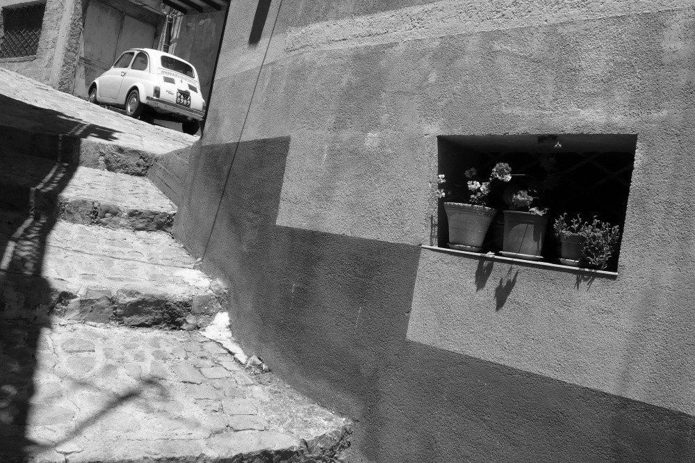 Белый автомобиль