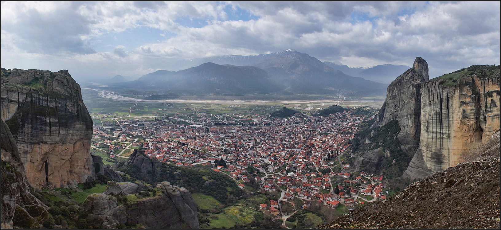 Городок у подножья гор...