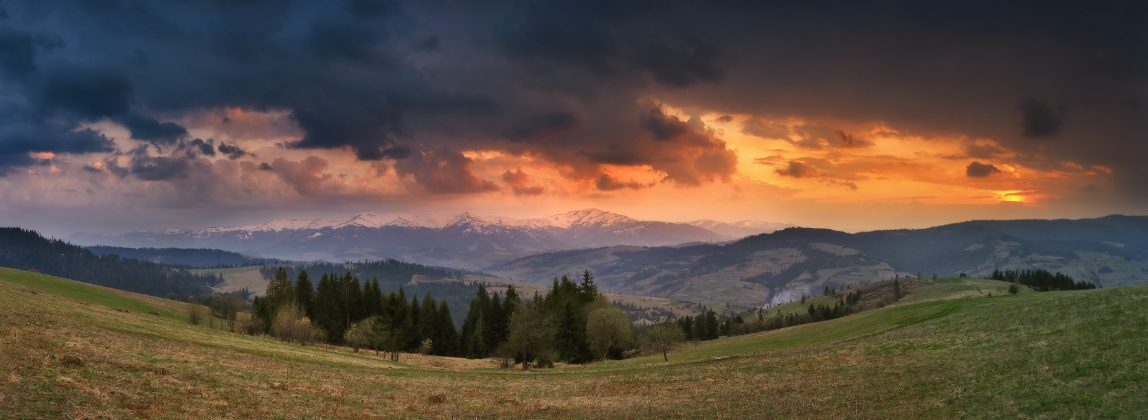 Апрельский вечер с видом на Боржавский хребет
