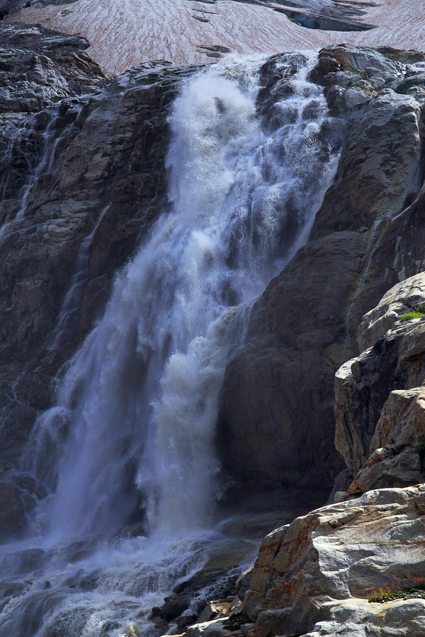 Водопад у ледника Мырды