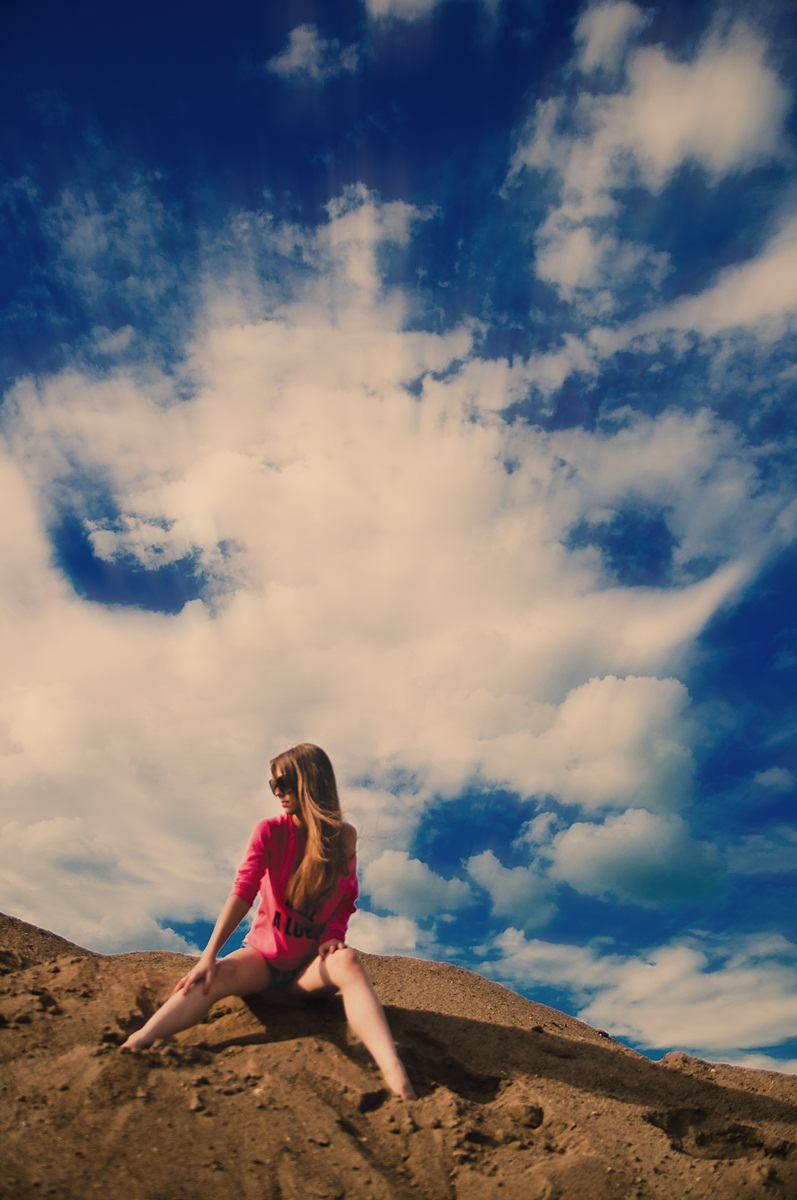 Лето. Девушка. Песок