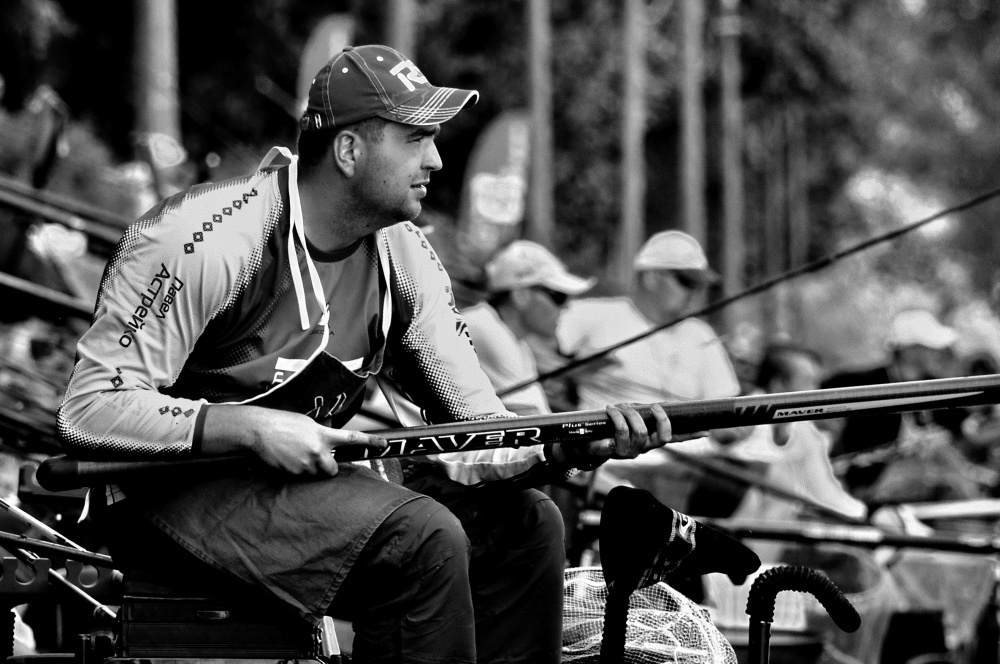 палец на крючке