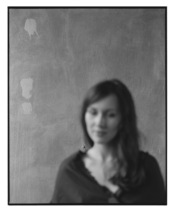 портрет на фоне стены