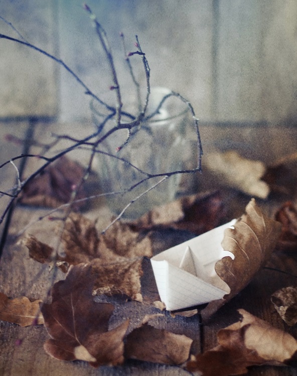 Уплывает бумажный кораблик ...