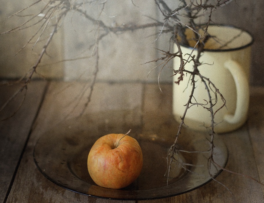 С  яблоком...