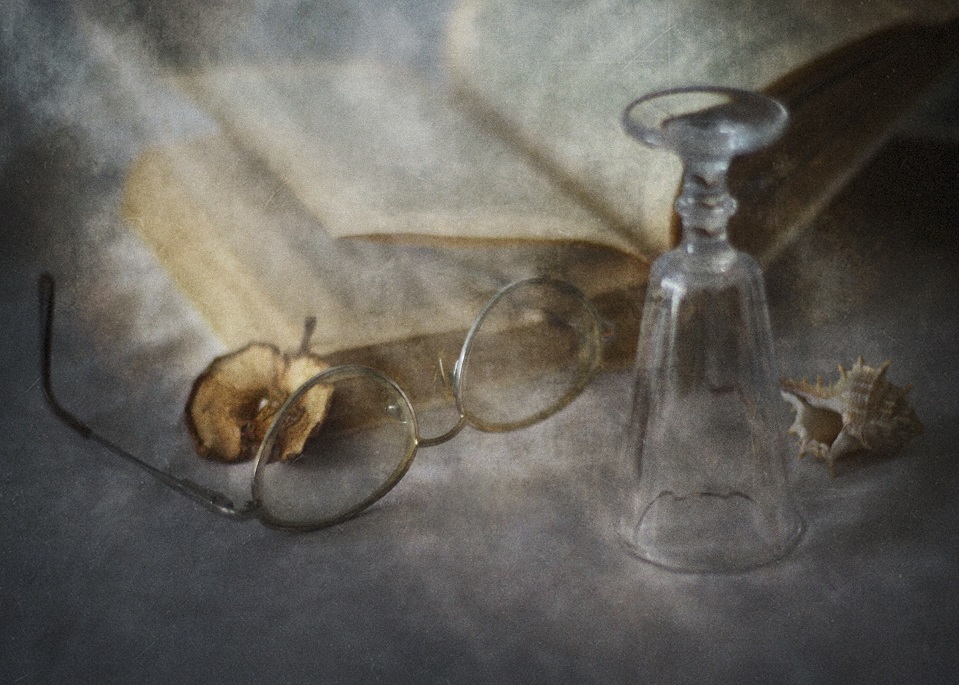 Очки лежали на столе...