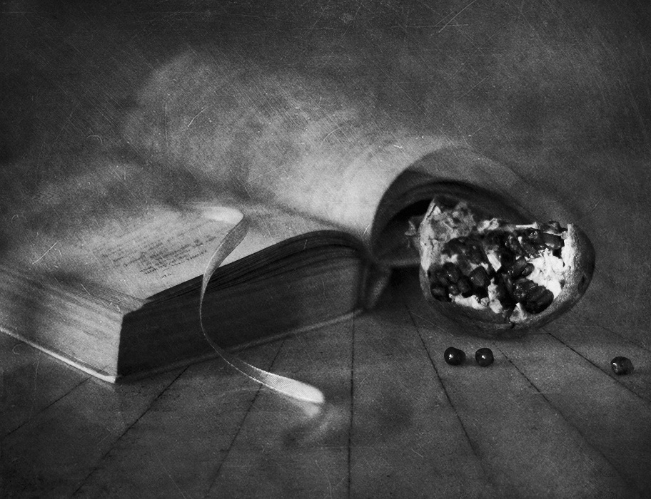 С гранатом и книгой...