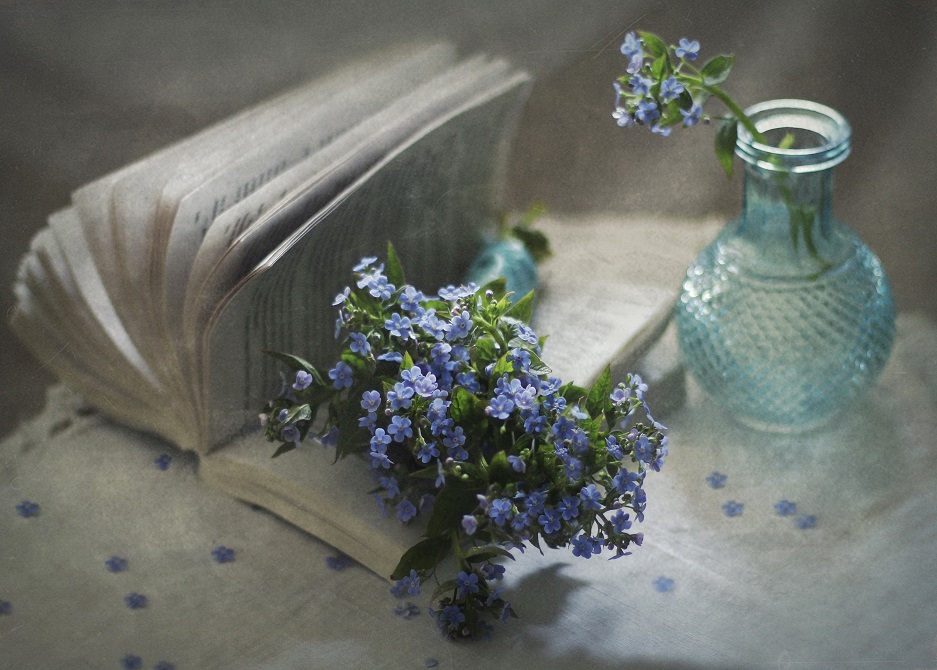 Цветы лежали на столе...