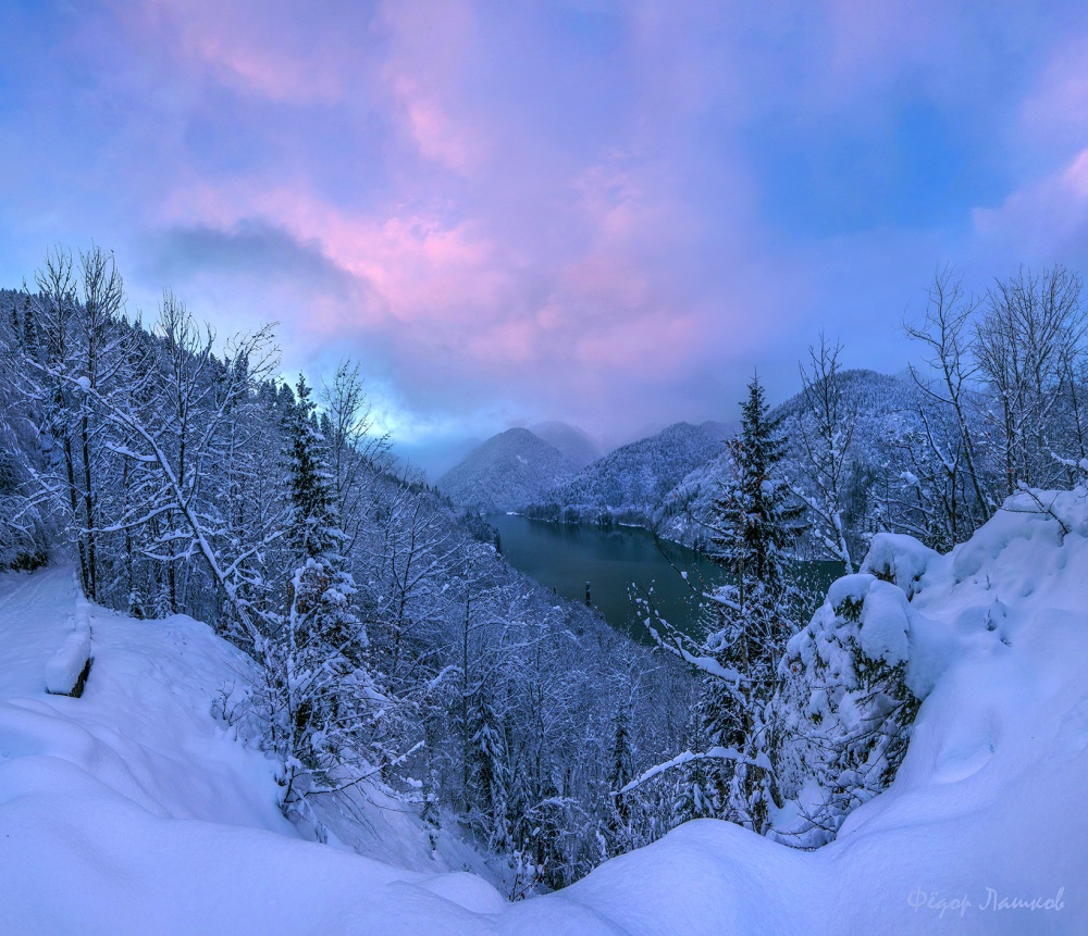 Живописный вид на озеро Рица.